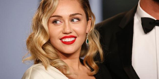 Miley Cyrus sahnede kendinden geçti