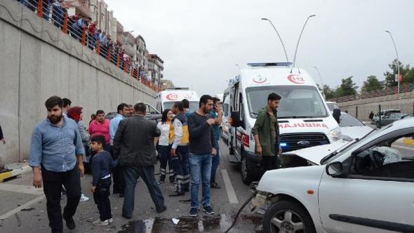 Şanlıurfada öğrenci servisi ve işçi servisi çarpıştı