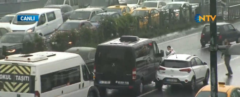 Trafik kazaları anlatılırken canlı yayında trafik kazası meydana geldi