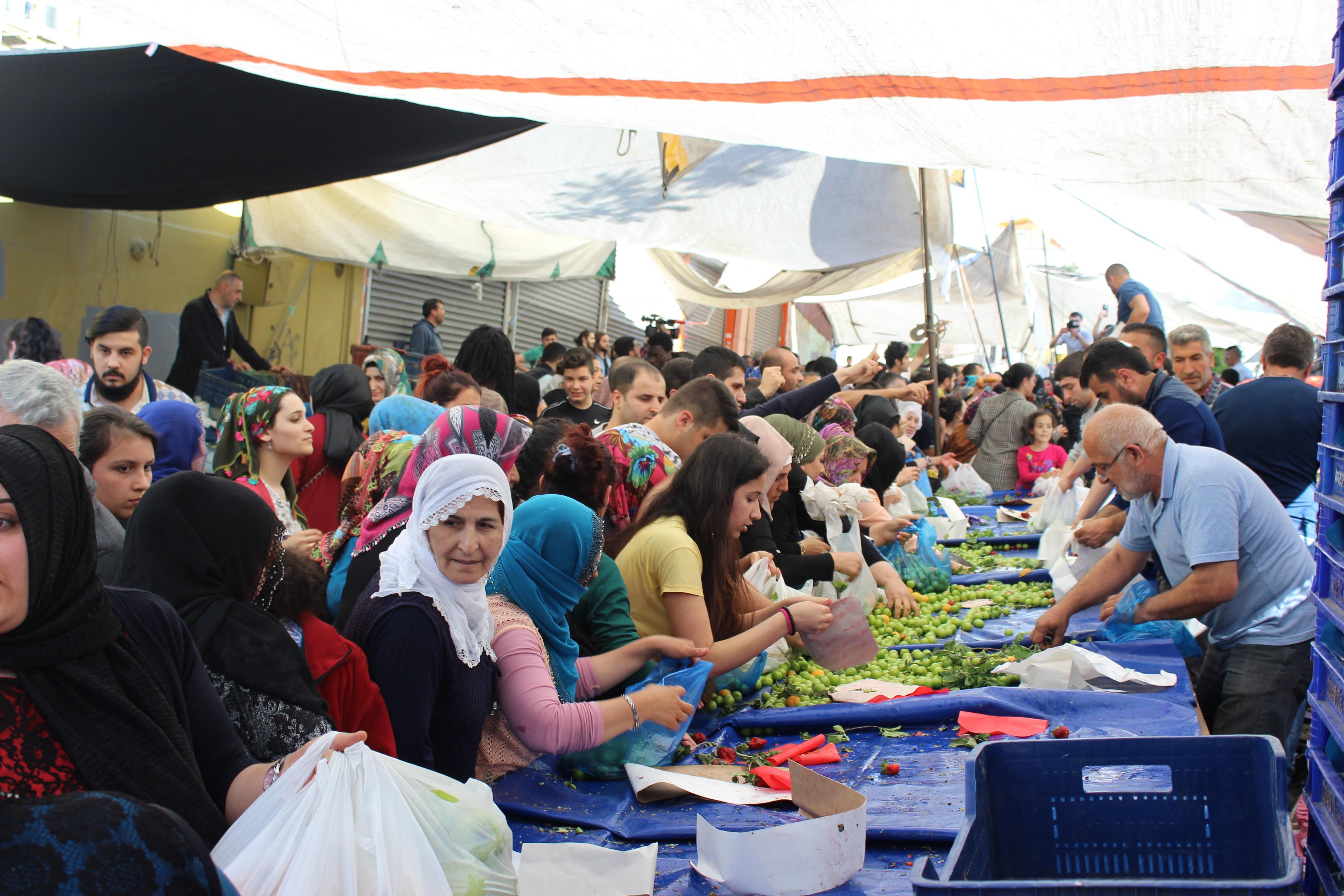 Holding sahibi pazarın tamamını satın aldı, vatandaşa bedava dağıttı
