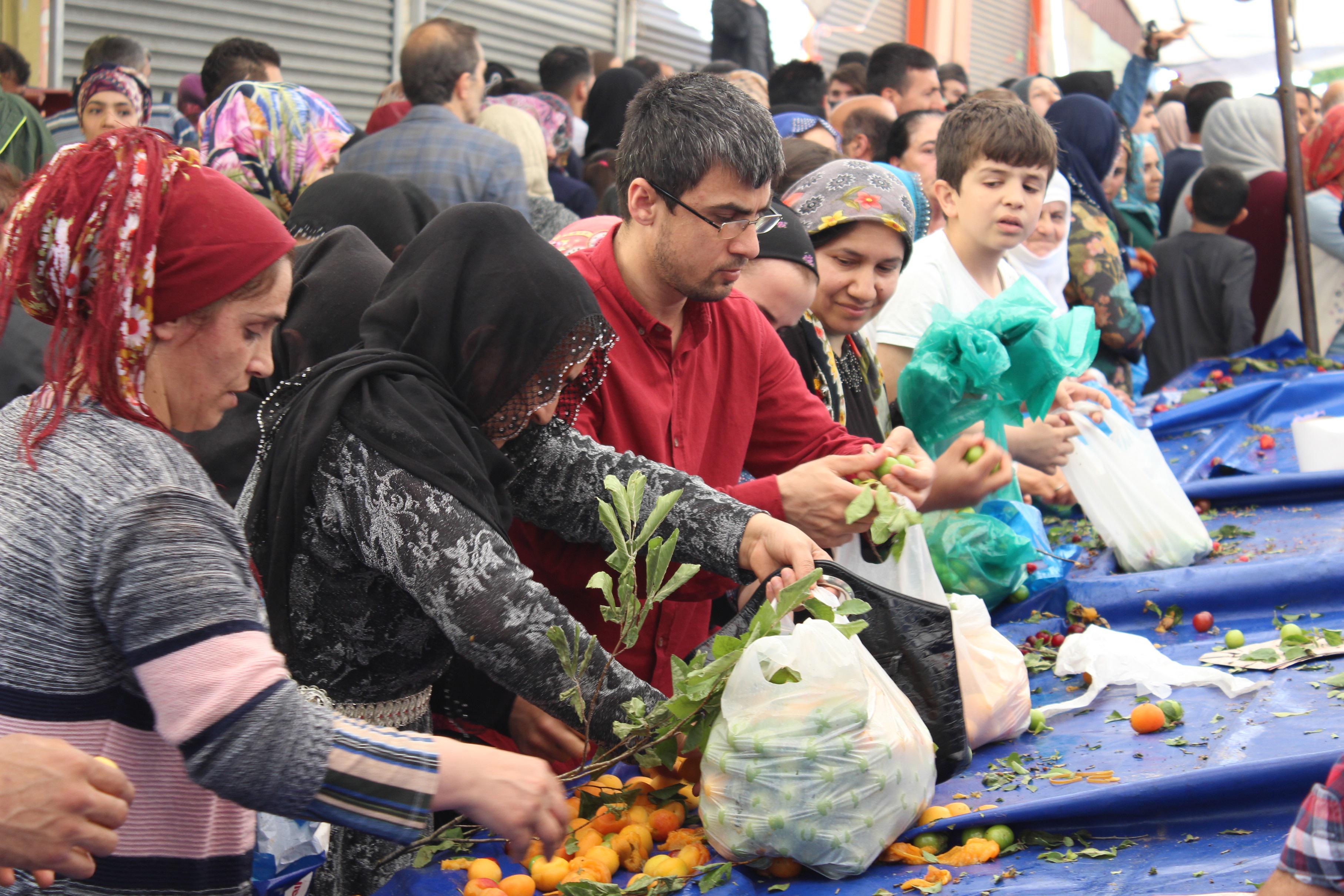 Holding sahibi pazarın tamamını satın aldı, vatandaşa bedava dağıttı