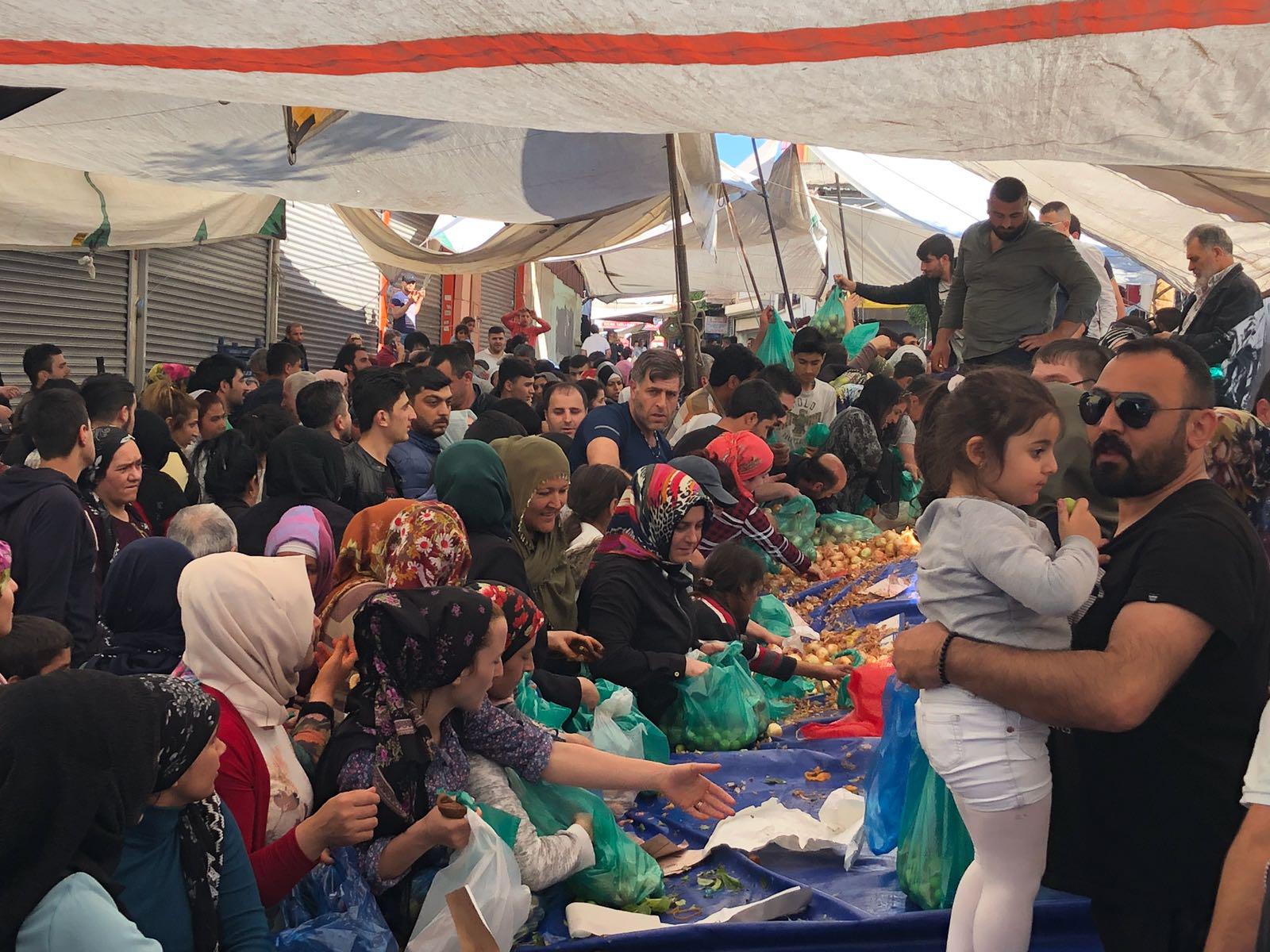 Holding sahibi pazarın tamamını satın aldı, vatandaşa bedava dağıttı