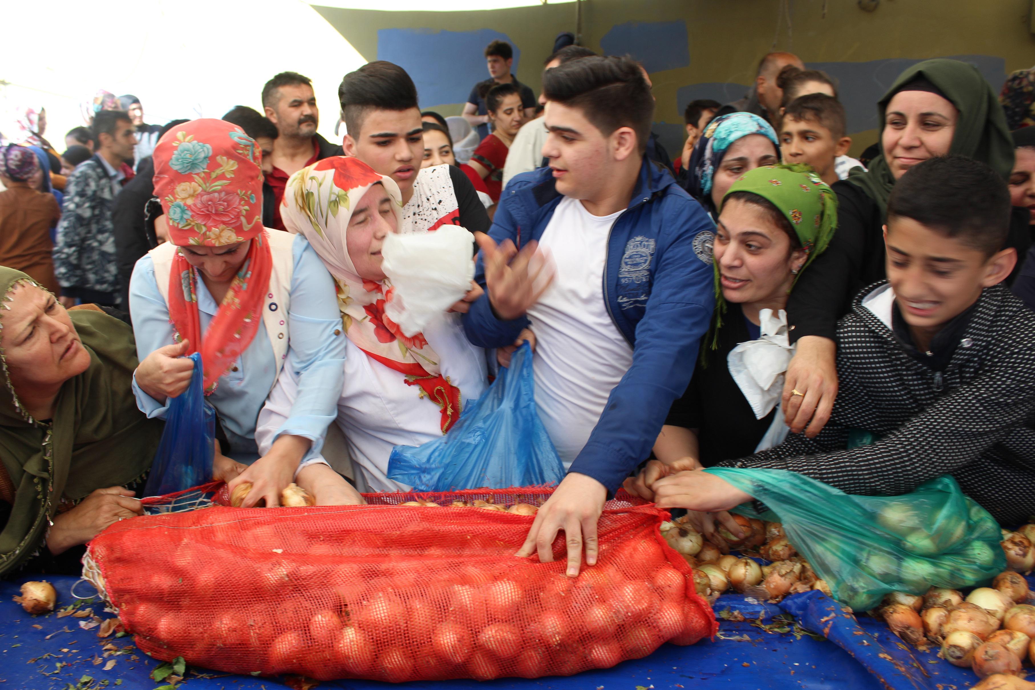 Holding sahibi pazarın tamamını satın aldı, vatandaşa bedava dağıttı