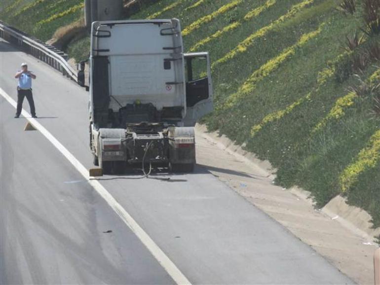 TEM'de dehşet! Damperi açılan kamyon yaya üst geçite çarptı