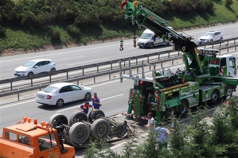 TEM'de dehşet! Damperi açılan kamyon yaya üst geçite çarptı
