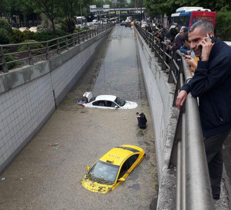 Ankara'da yine şiddetli yağış ve dolu! Mahsur kalanlar kurtarılıyor