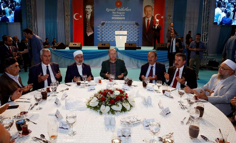 Cumhurbaşkanı'nın "prompter kazası" olayının aslını Tayyip Elçi anlattı