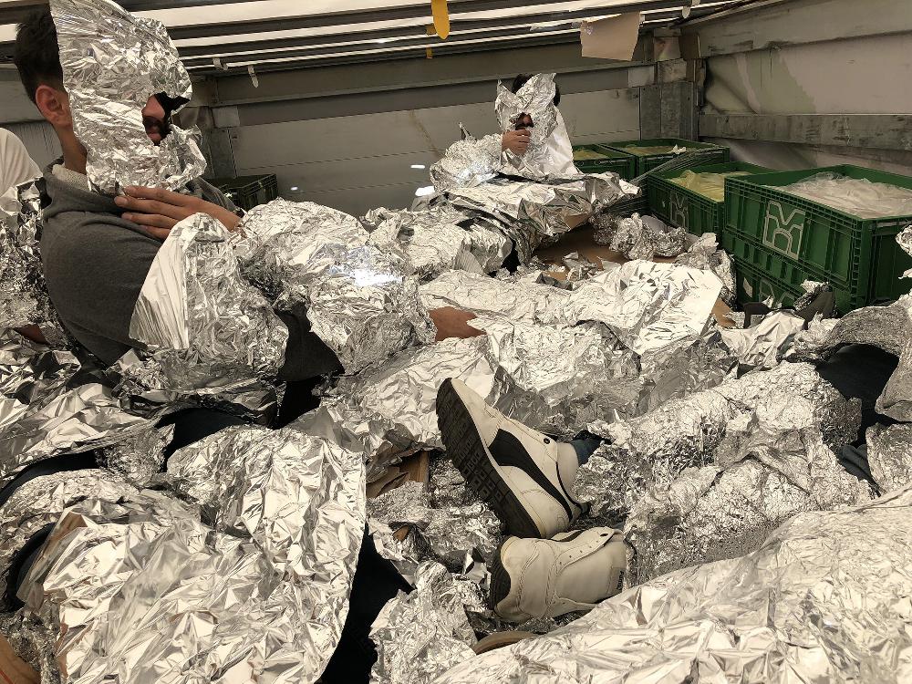 Pendik'te alüminyum folyoya sarılı 7 kaçak göçmen gözaltına alındı