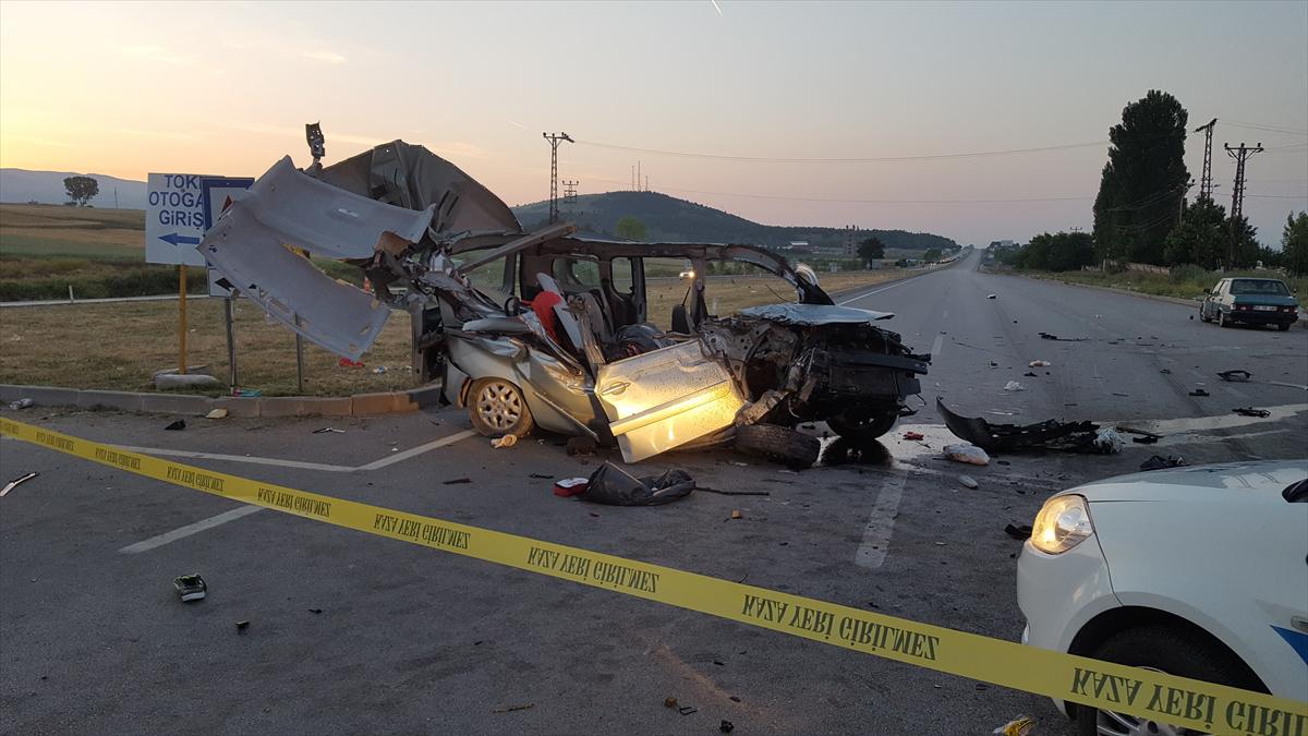 Amasya'da korkunç kaza: Aynı aileden 3 kişi öldü 6 kişi yaralandı