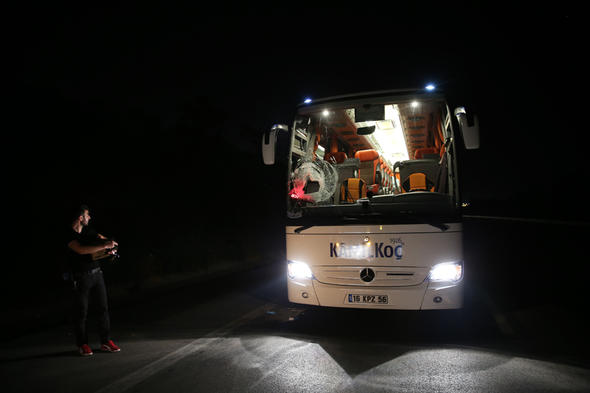 Erdek- Ankara seferini yapan yolcu otobüsüne taşlı saldırı!