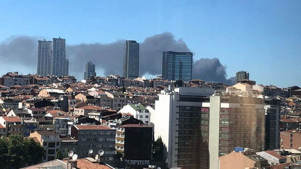 İstanbul Kağıthane'de korkutan fabrika yangını!