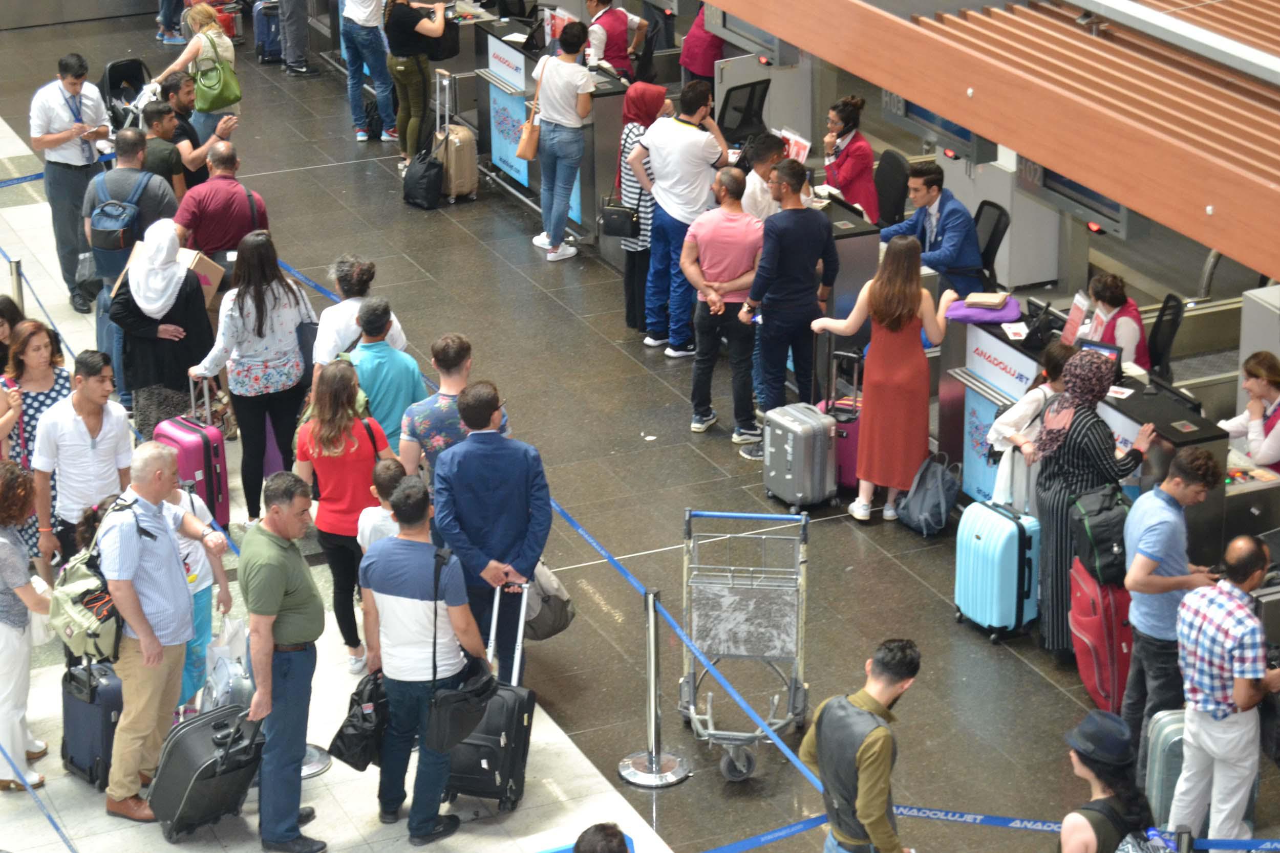 Sabiha Gökçen'de bayram yoğunluğu başladı