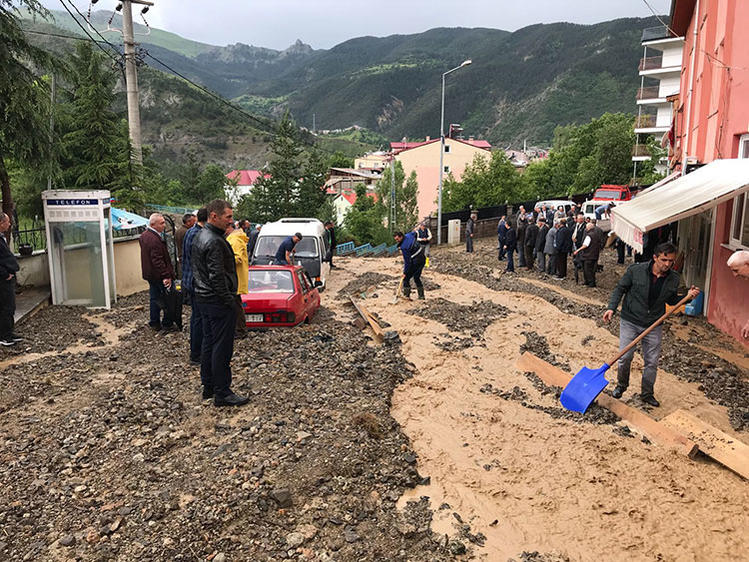 Bayram günü facia yaşadılar! Tüm köy su altında kaldı