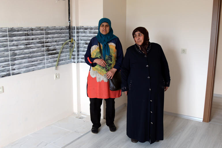 Sivaslı patron bayram hediyesi olarak 20 çalışanını ev sahibi yaptı