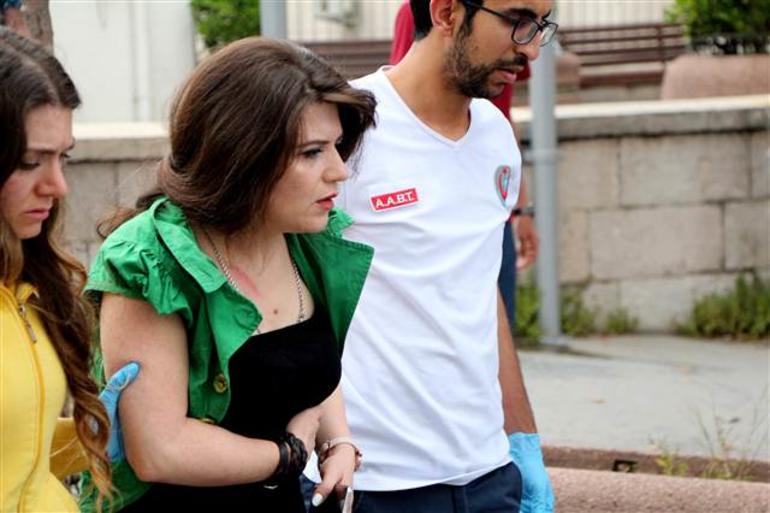 Beyoğlu'nda 2 araç kafa kafaya çarpıştı: 3 yaralı