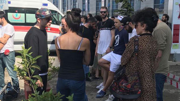 Uyuşturucuya özendirmekten yargılanan rapçi Ezhel beraat etti