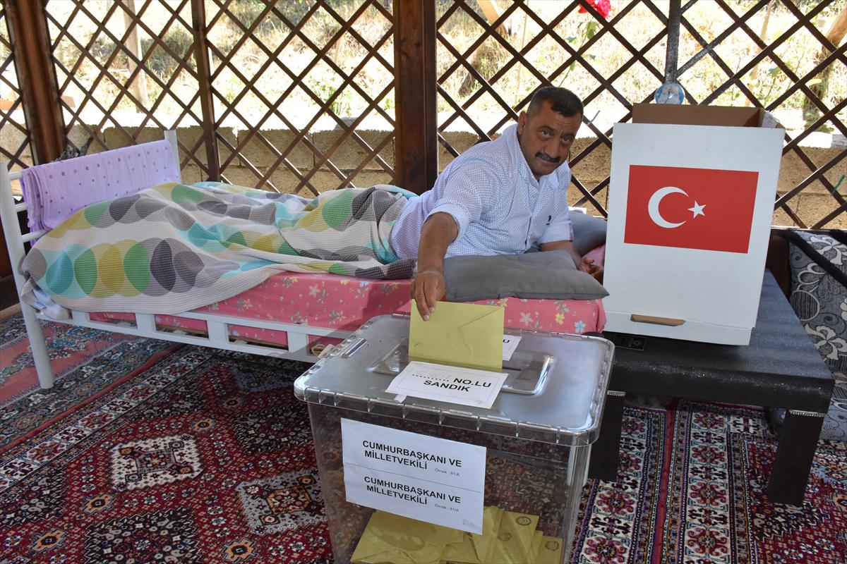 Seçimde engel tanımadılar! İşte seyyar sandıkla oy kullanan vatandaşlar