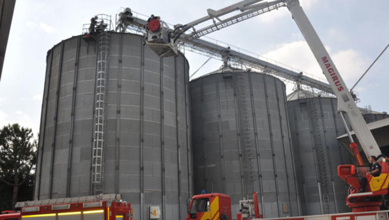 Bursa'da un fabrikasının buğday silosuna düşen işçi feci şekilde can verdi