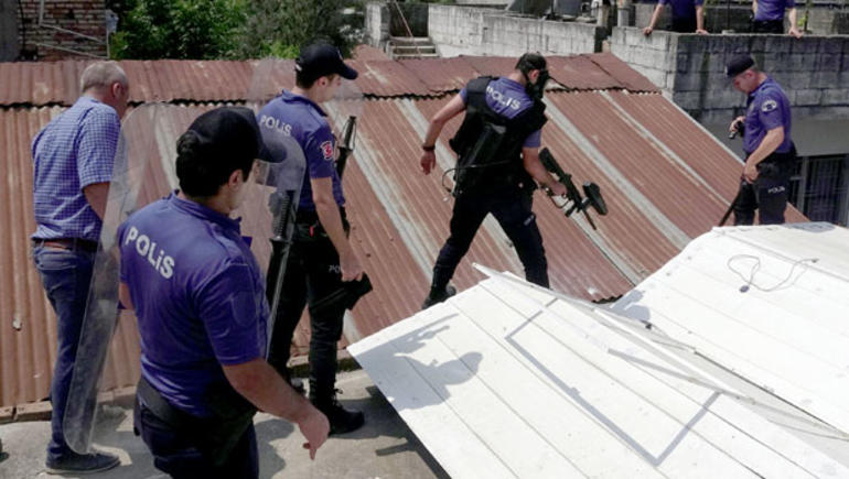 Adana'da kendisini doğramak isteyen adamı polis duvarı kırarak yakaladı