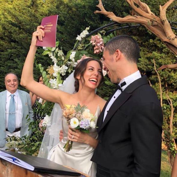 Can Bonomo ile evlenen Öykü Karayel'in gelinliğinin detayları paylaşıldı