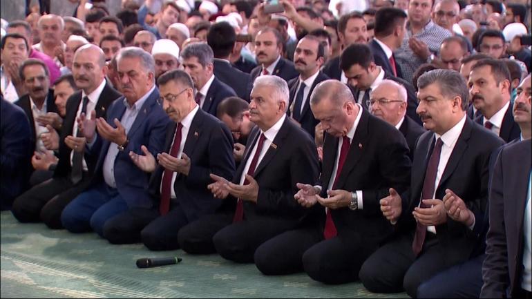 Cumhurbaşkanı Erdoğan şehitler için Kur'an-ı Kerim okudu