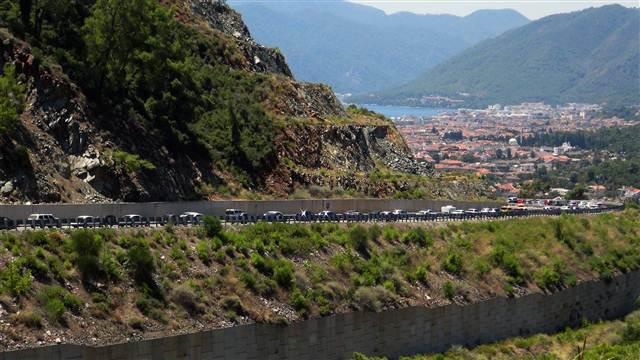 Marmaris'e yerli turist akını! İlçeye girişler tıkandı