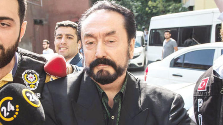 Adnan Oktar'ın cinsel ilişki videsu ortaya çıktı! Kadınların cinsel organlarına peçete sokuyor!