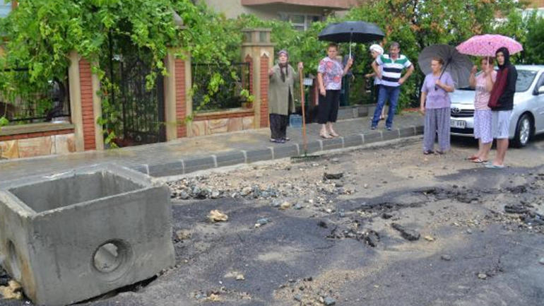 Evine yıldırım düşen aile beyaz eşyalarını kullanamaz halde buldu