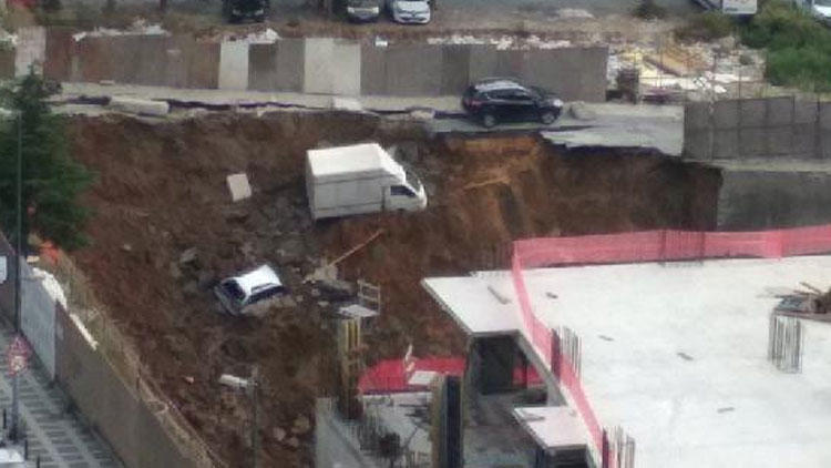 Ümraniye'de istinat duvarı çöktü! Araçlar çukura düştü
