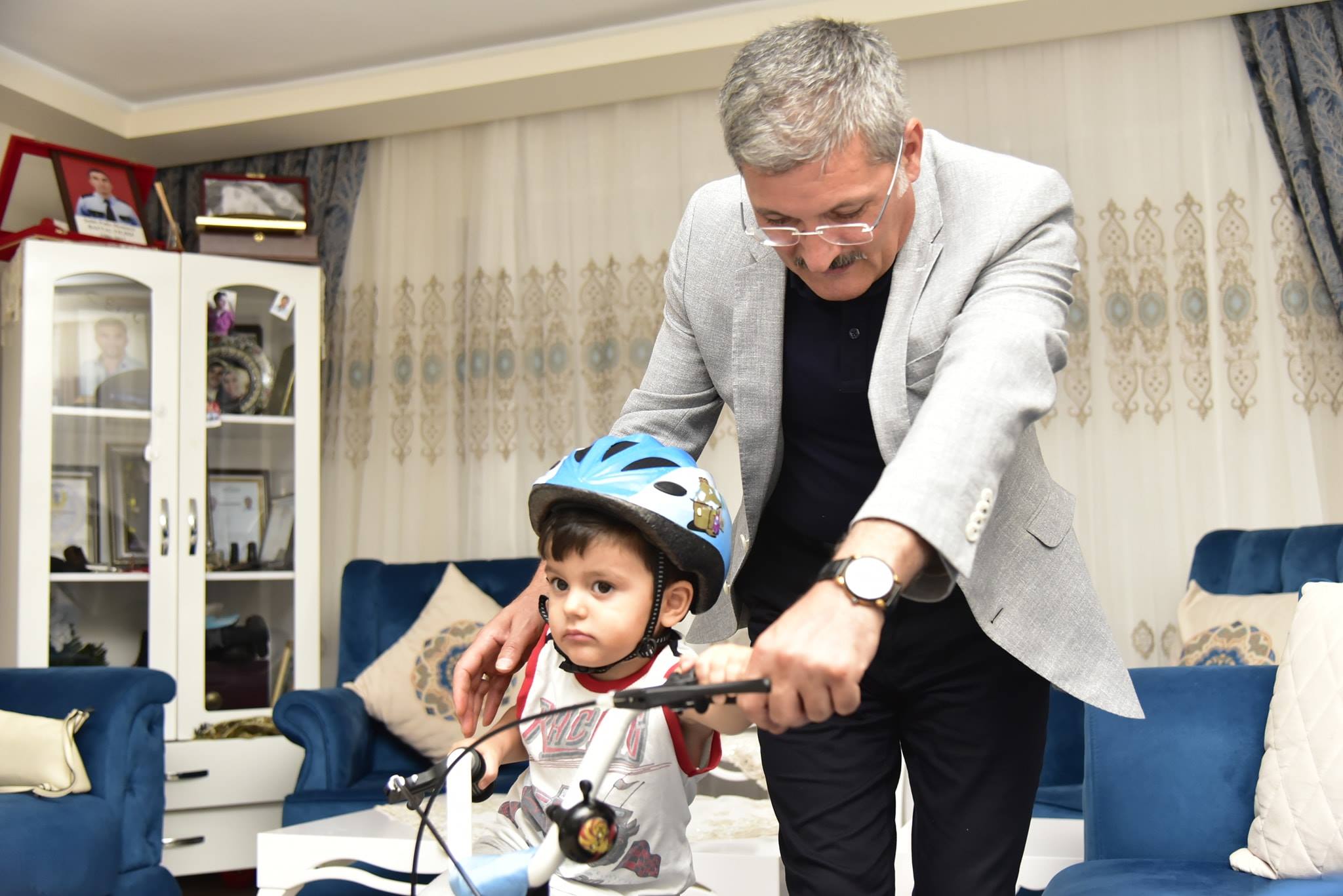 Kenan Şahin'den şehit Battal Yıldız'ın sünnet olan çocuklarına ziyaret