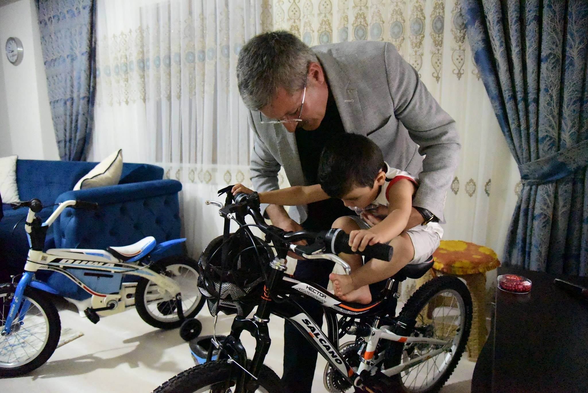 Kenan Şahin'den şehit Battal Yıldız'ın sünnet olan çocuklarına ziyaret