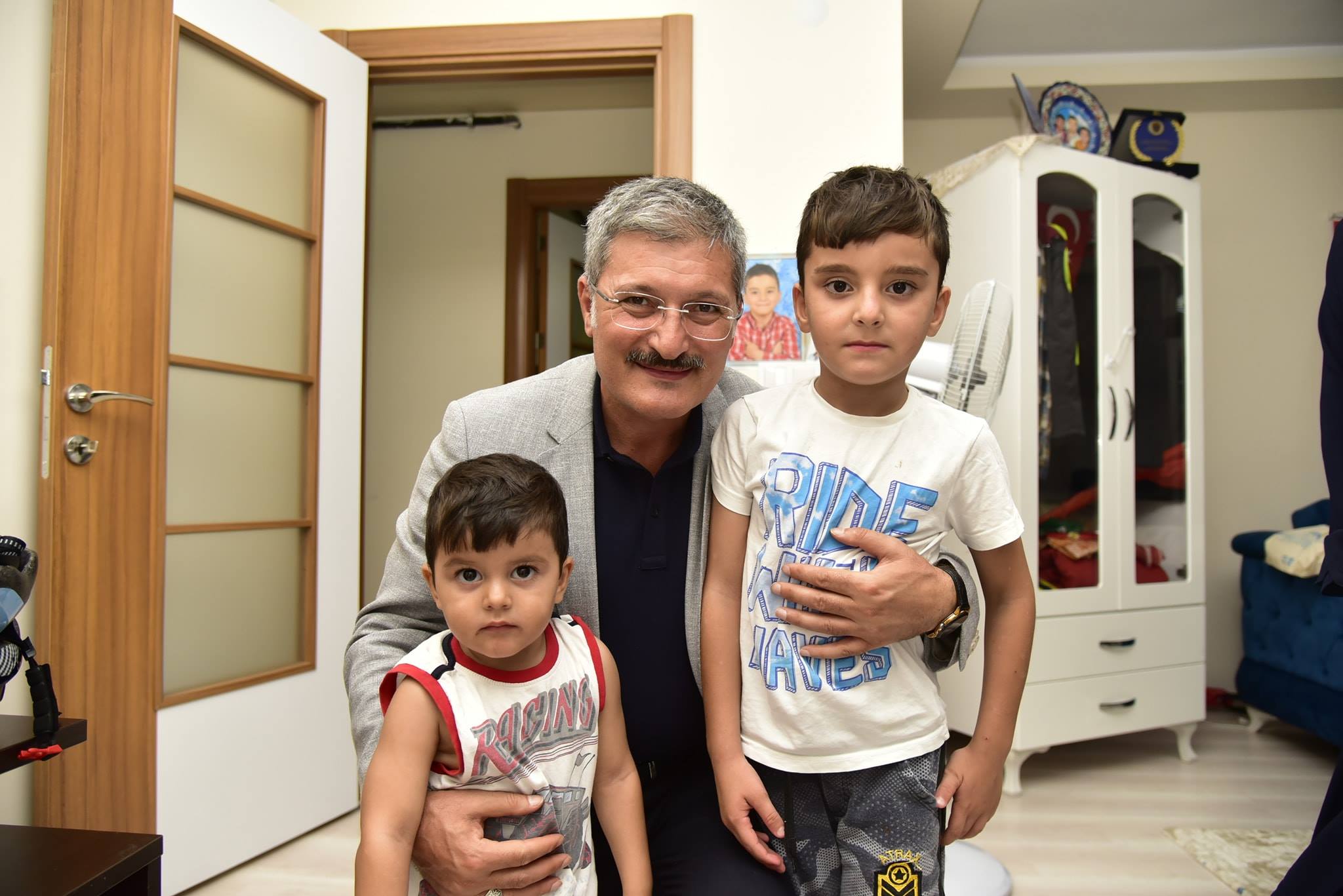 Kenan Şahin'den şehit Battal Yıldız'ın sünnet olan çocuklarına ziyaret