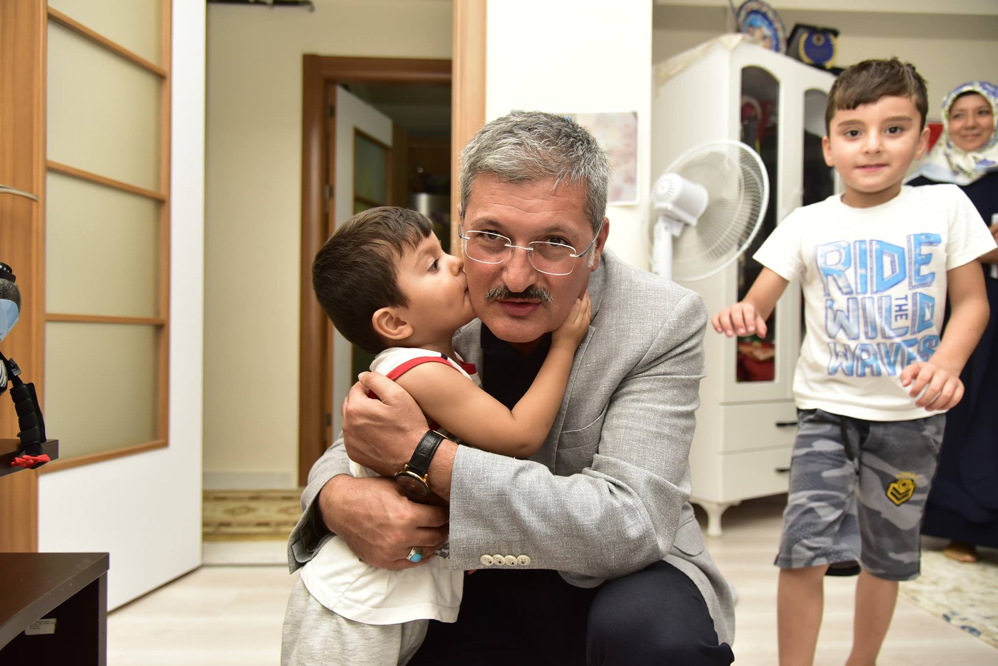 Kenan Şahin'den şehit Battal Yıldız'ın sünnet olan çocuklarına ziyaret