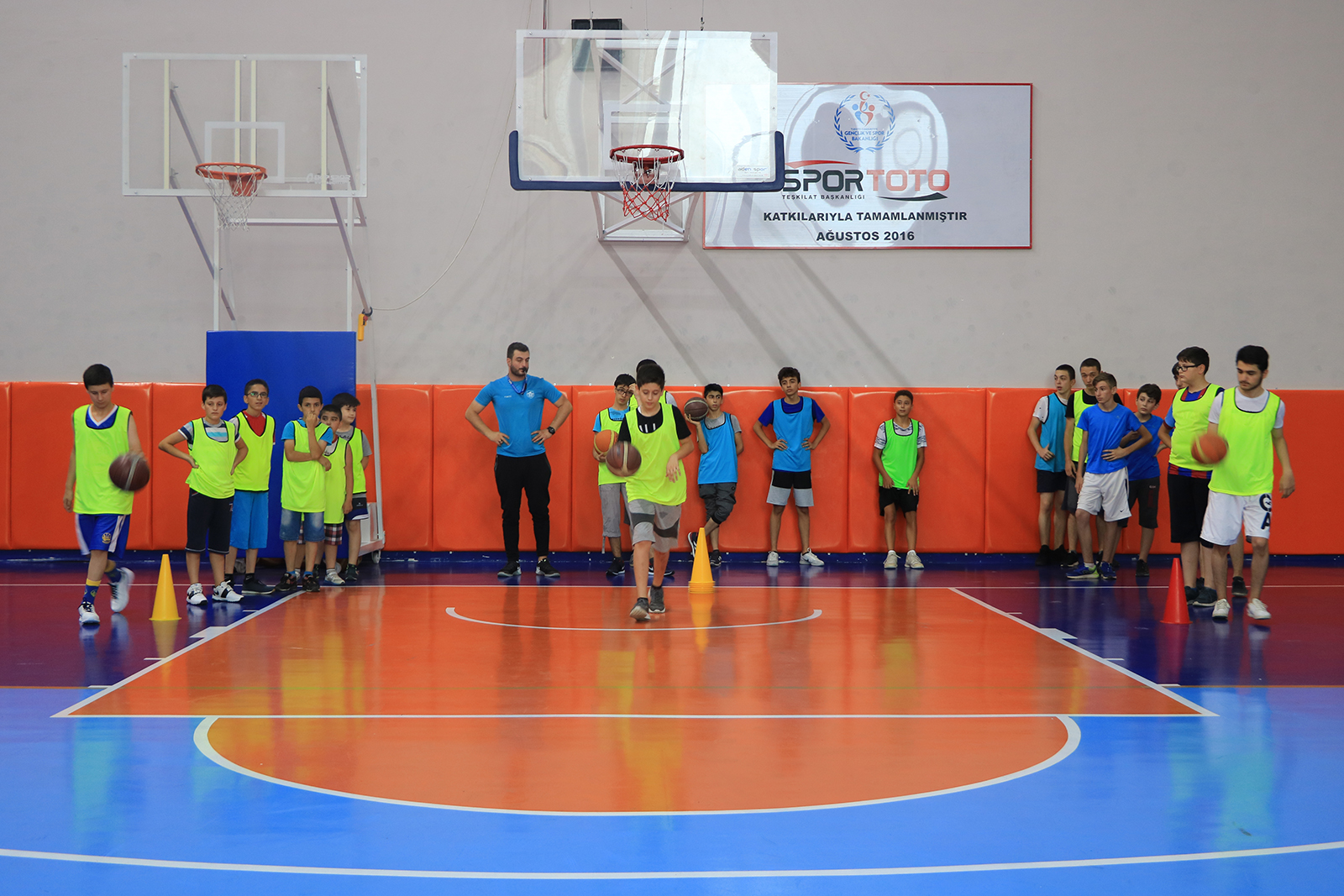 Pendikli öğrenciler yazı sporla değerlendiriyor