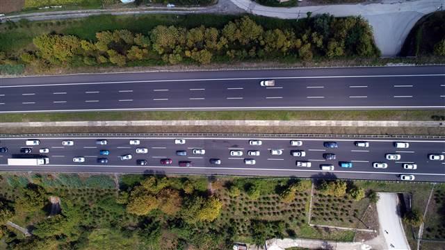 Anadolu Otoyolu'nda yoğun trafik! Araç kuyruğu 3 kilometre
