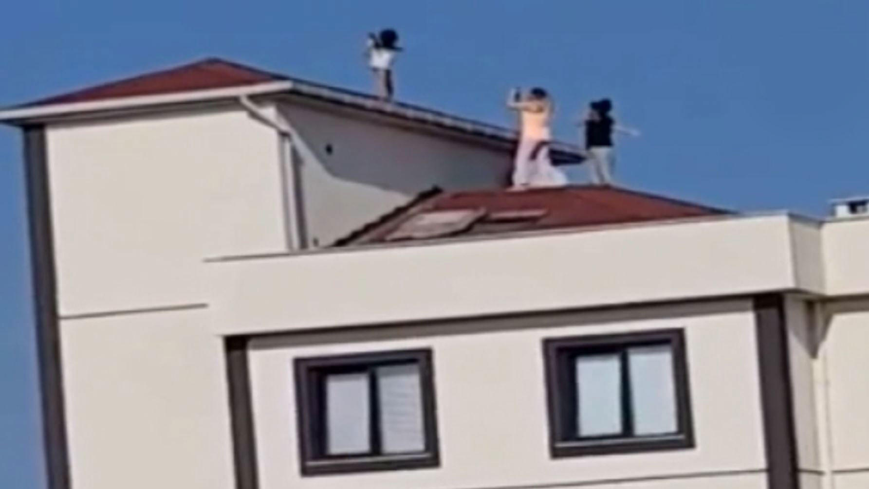 Pendik'te küçük kızı çatıya çıkarıp fotoğraf çekmek isteyenler böyle görüntülendi