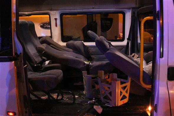 Ataşehir'de TIR, minibüse arkadan çarptı! Küçük kız şoka girdi