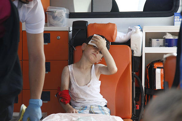 Bursa'da lastiği patlayan minibüs bariyerlere çarptı: Çok sayıda yaralı var