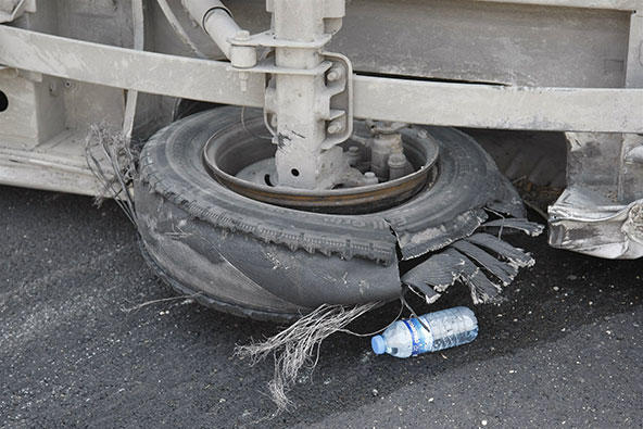 Bursa'da lastiği patlayan minibüs bariyerlere çarptı: Çok sayıda yaralı var