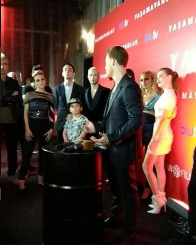 'Yaşamayanlar' gala fotoğrafları! Elçin Sangu, Serenay Sarıkaya ne giydi?