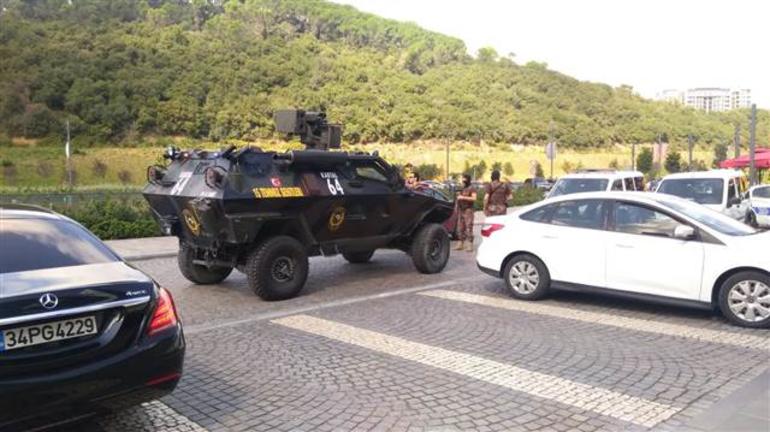 İstanbul'da bir AVM'de silahlı eylem!