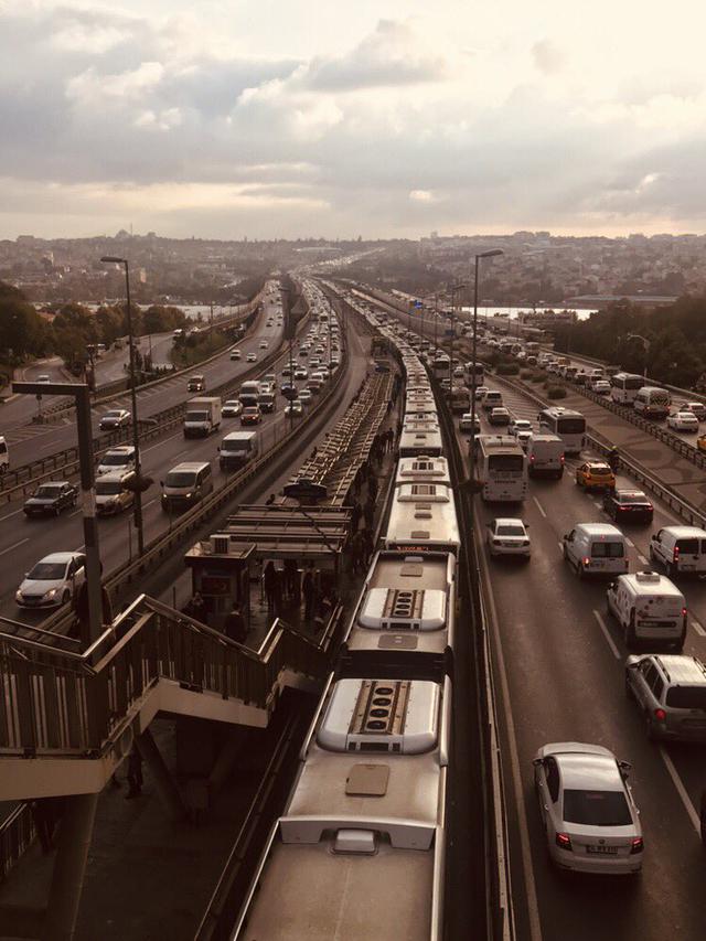 Okmeydanı'nda metrobüs kaza yaptı! Seferler durduruldu