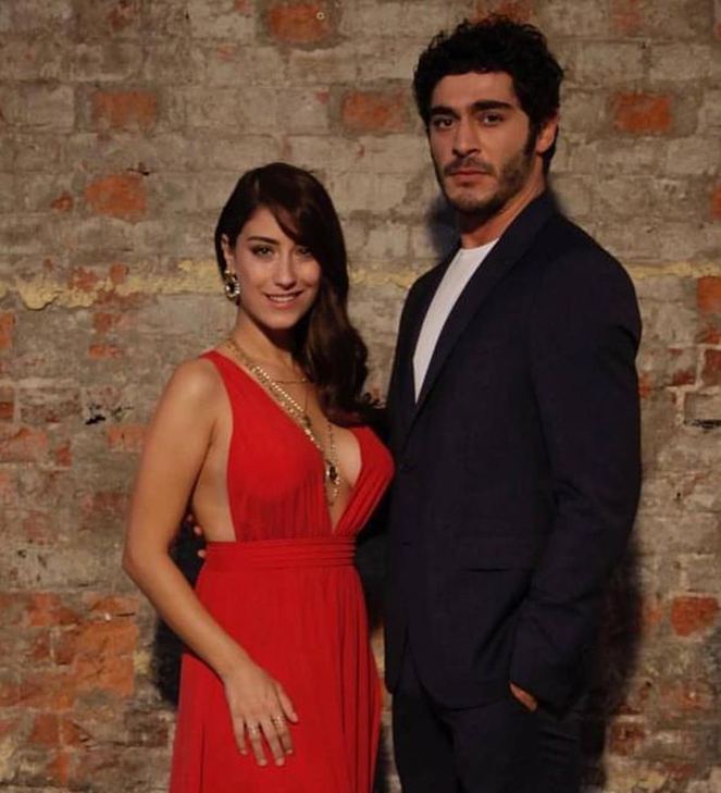 Hazal Kaya, aldığı kilolarla ve derin dekoltesiyle dikkat çekti