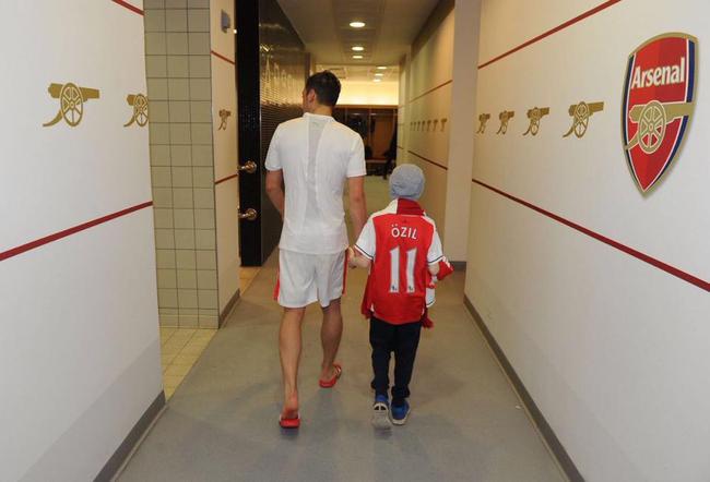 Mesut Özil'e taraftardan üzücü haber