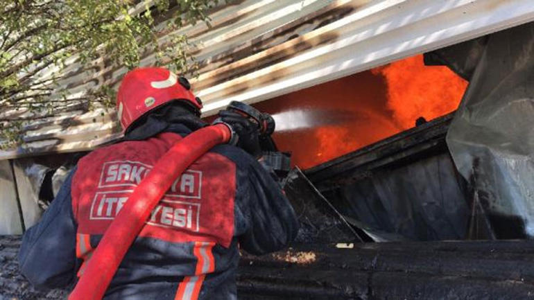 Sakarya'da yangın! Fabrika duman altında kaldı!