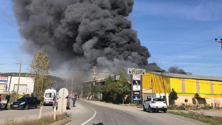 Sakarya'da yangın! Fabrika duman altında kaldı!