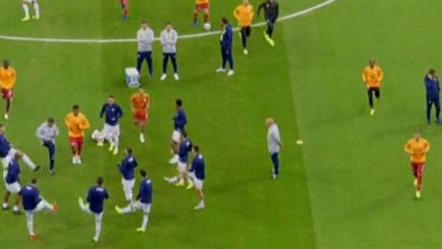 Derbi öncesi sahada Ayew ve Donk gerginliği!