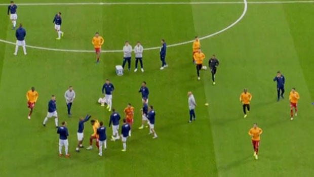 Derbi öncesi sahada Ayew ve Donk gerginliği!