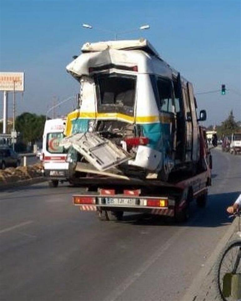 İzmir'de korkunç kaza: 3'ü ağır 13 yaralı