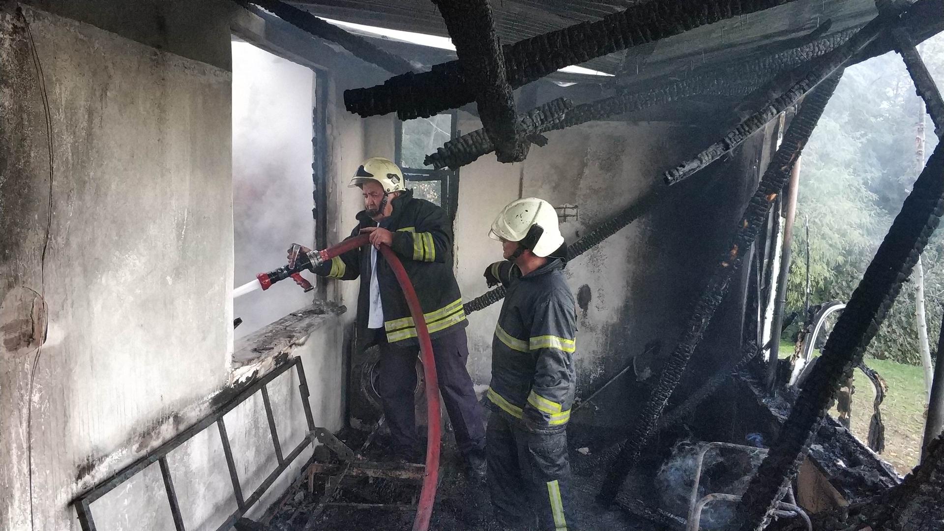 Dizlerinden ameliyatlı yaşlı kadın yangından kaçamayınca hayatını kaybetti